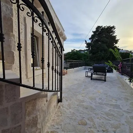 La Bellasu House In House Sutivan
